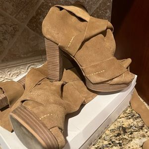 BAKERS SHOES Women’s Tan Suede Tie Wrap Heels Peep Toe Size 8.  Vintage Y2K